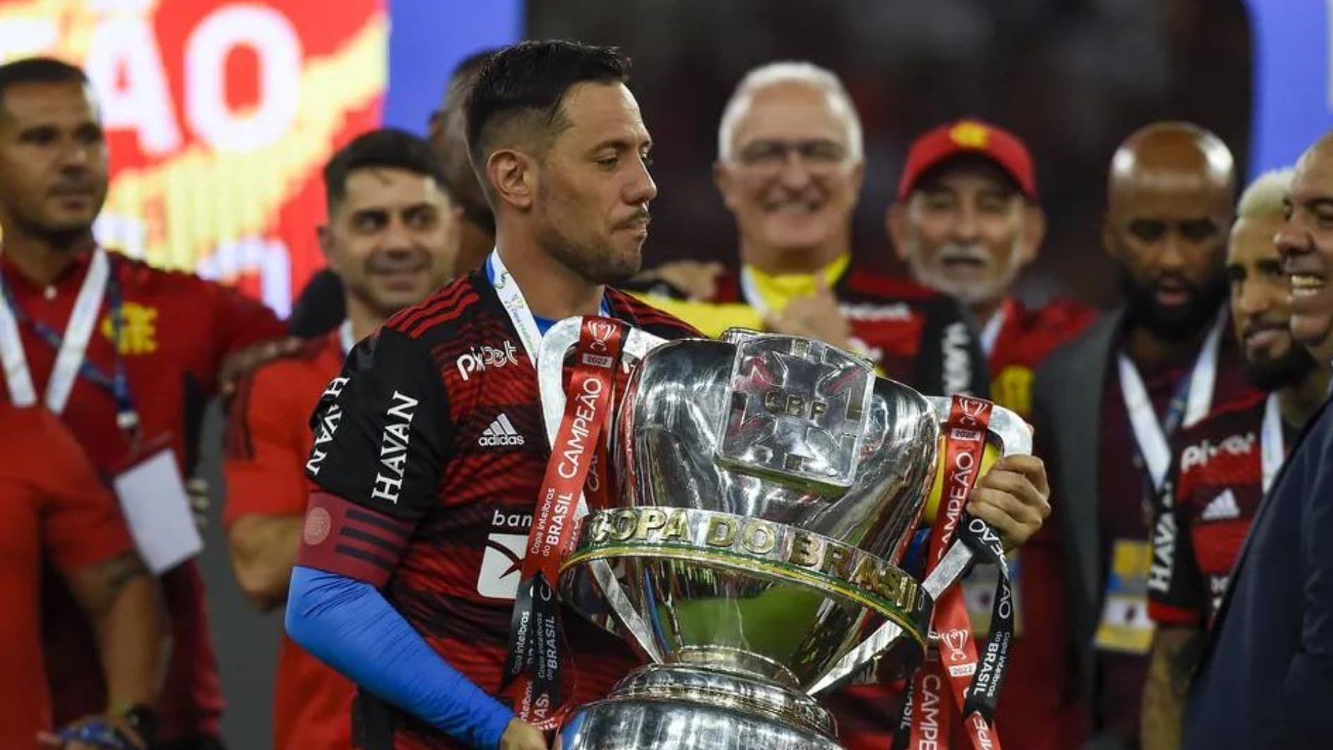 Ídolo rubro-negro já começa seus últimos atos como líder e goleiro do Flamengo