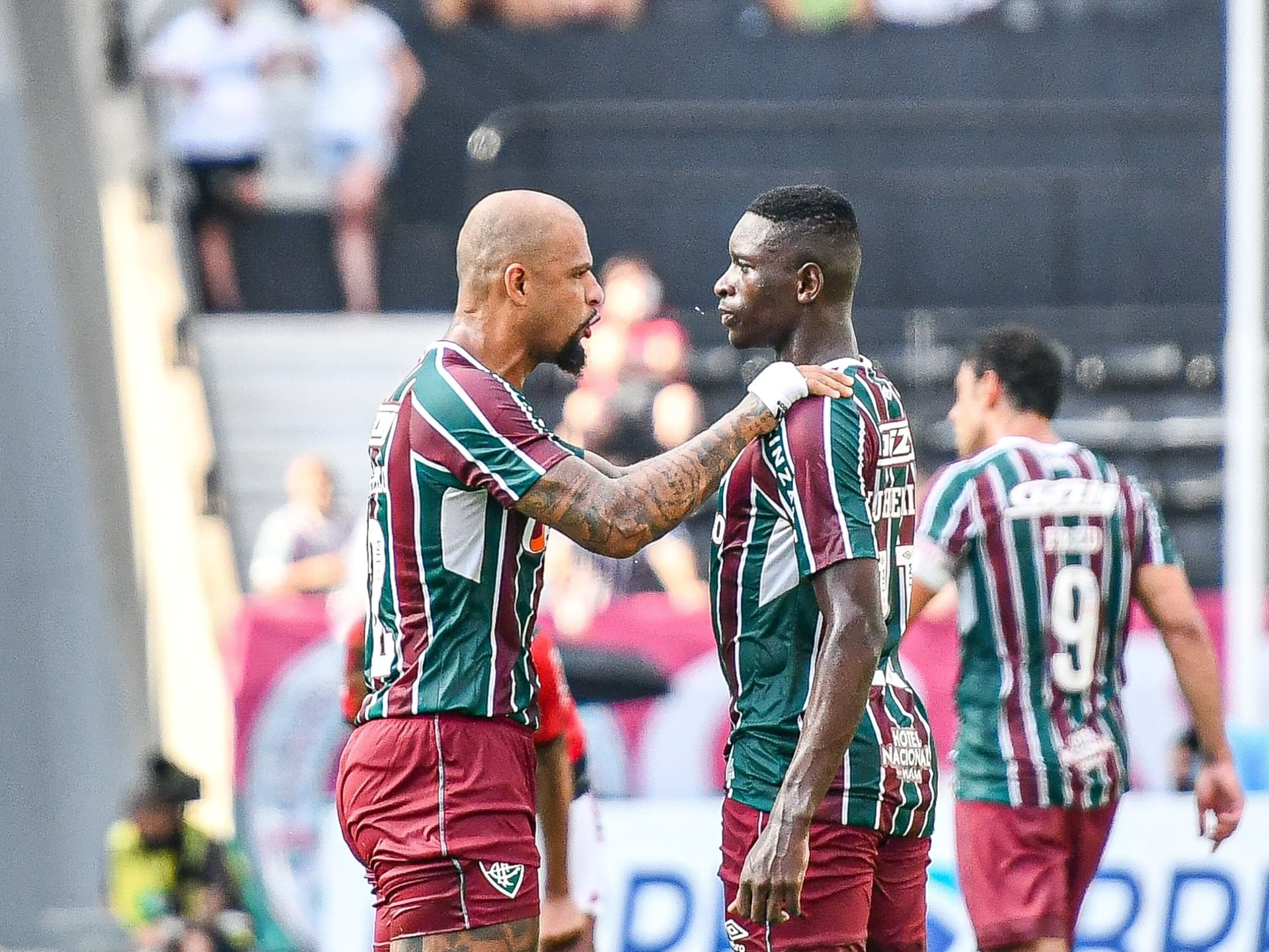 Imagens mostram briga entre jogadores e torcida