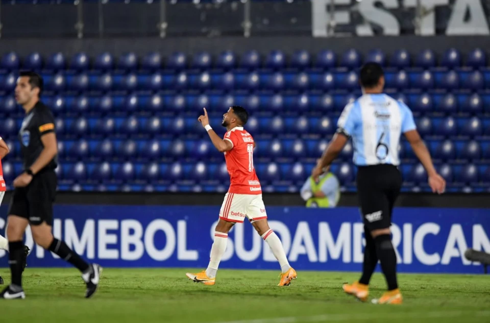 Inter jogou boa parte dos 90 minutos com um a mais