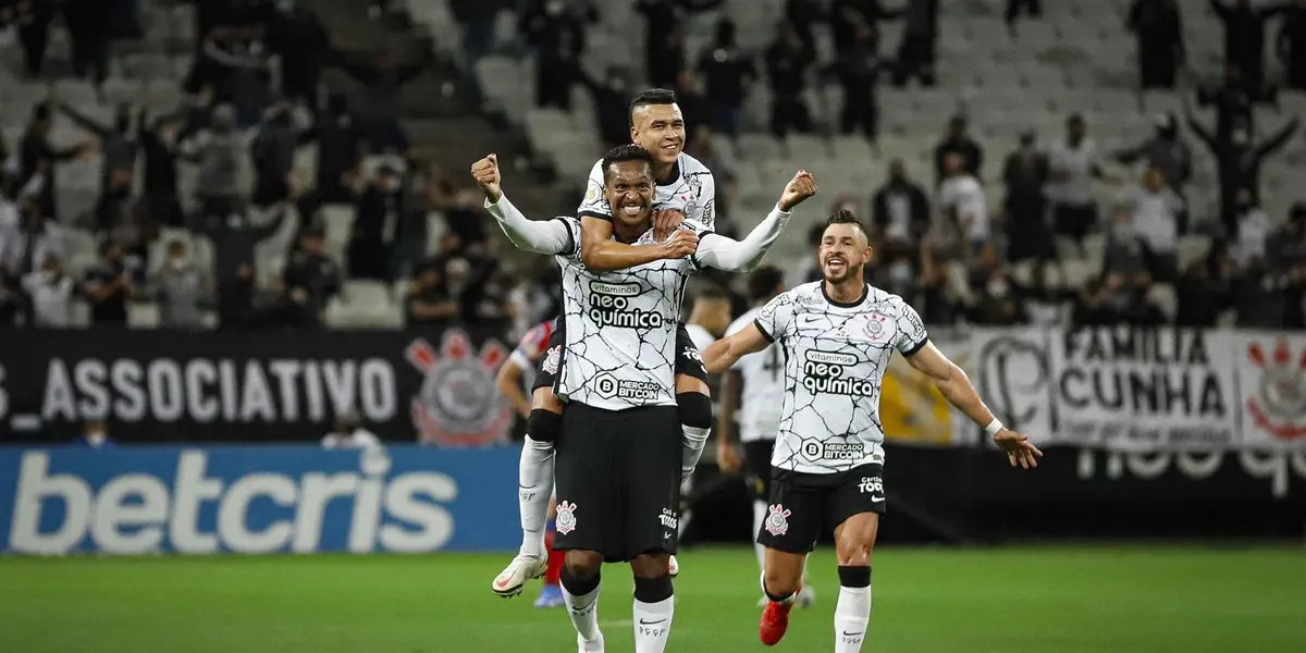 Jô tem novo recorde garantido após gol na volta dos torcedores ao estádio, mas ainda precisa fazer as pazes com os corintianos