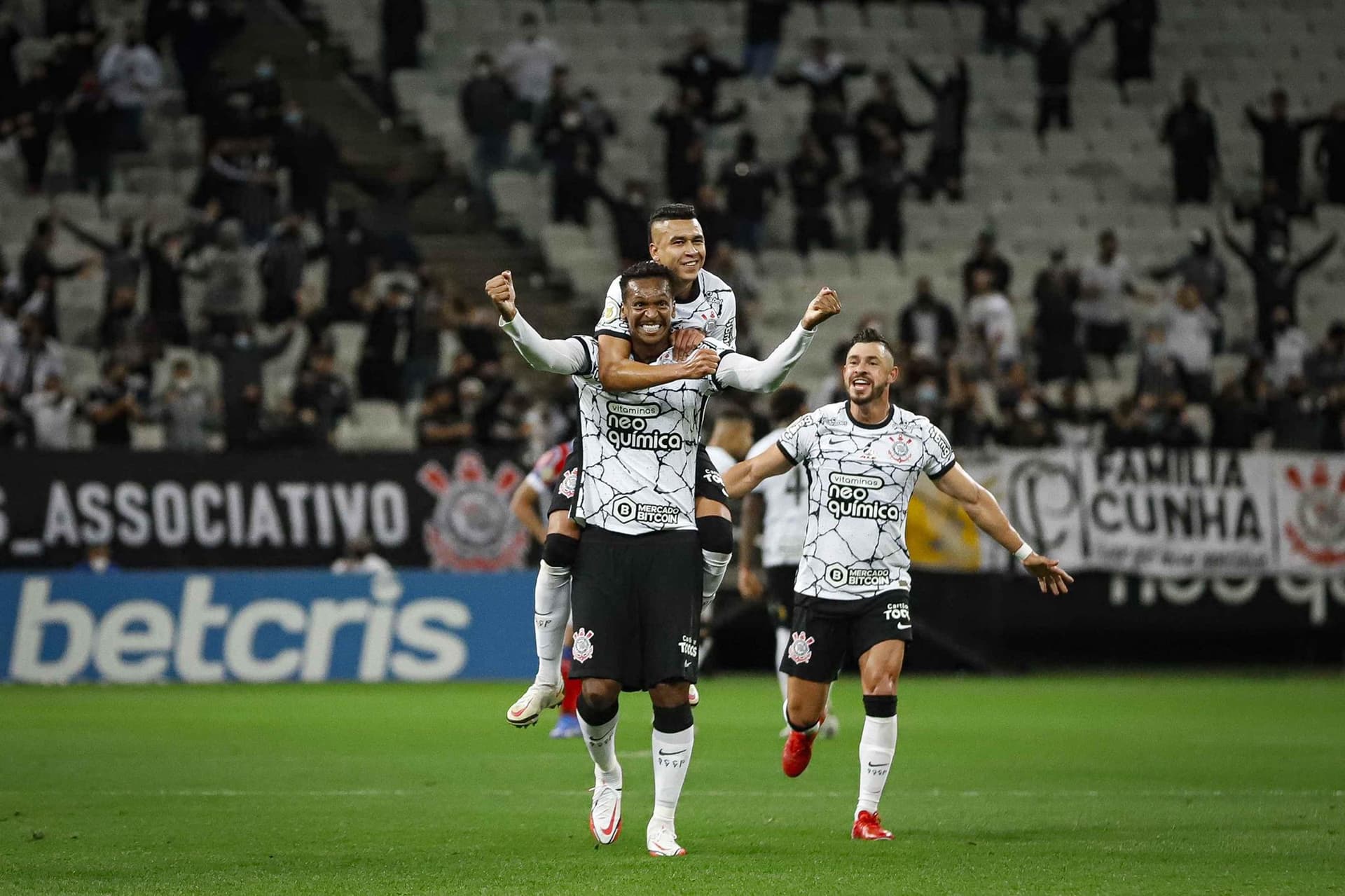 Jô tem novo recorde garantido após gol na volta dos torcedores ao estádio, mas ainda precisa fazer as pazes com os corintianos