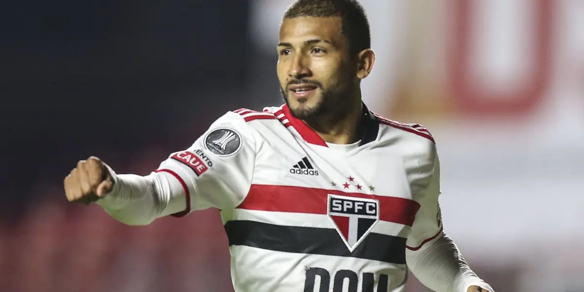 Joao Rojas não deve continuar no São Paulo em 2022 e precisaria fazer sacrifícios para atuar por Flamengo ou Palmeiras