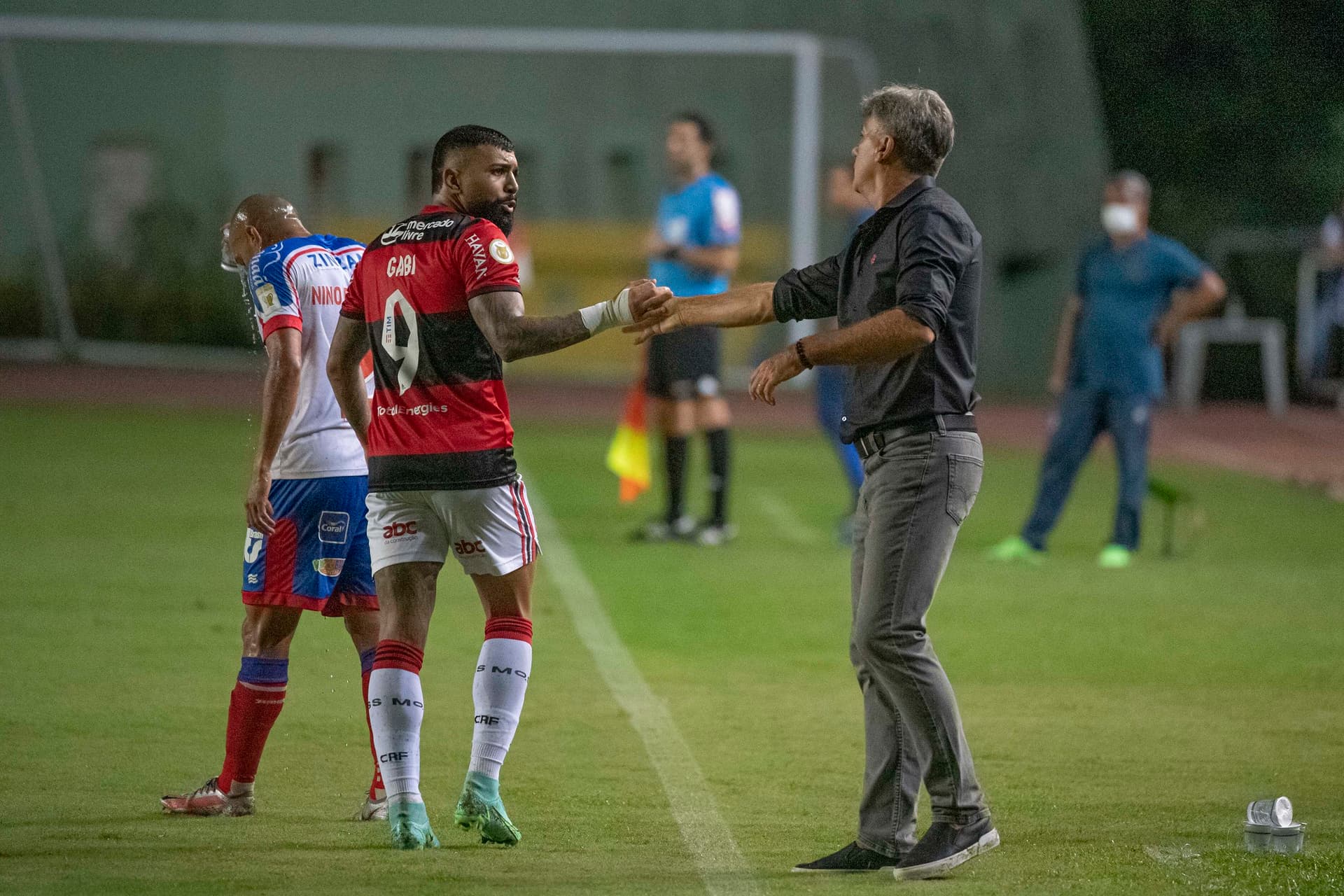 Jogadoe saiu com dores no pé após torcer em lance com zagueiro do Athletico-PR