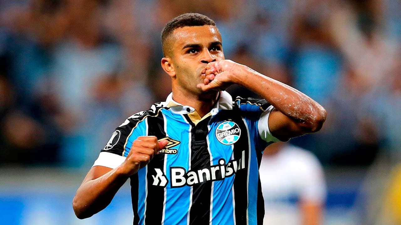 Jogador de 28 anos rescindiu contrato com o Grêmio e assinou com o Tricolor paulista