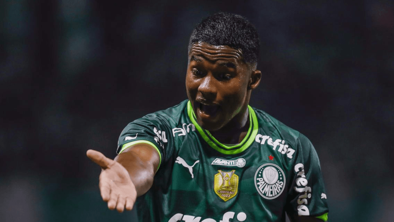 Jogador alviverde foi comprado pelo time espanhol, mas só se apresenta quando fizer 18 anos