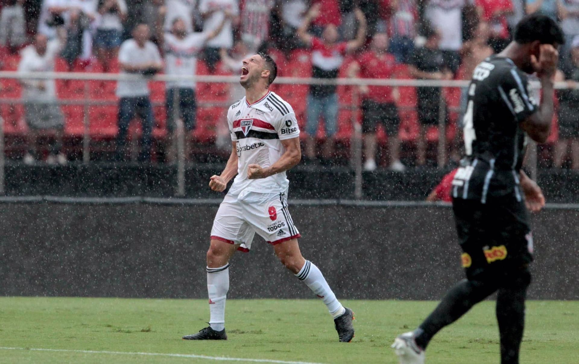 Jogador assinou com rival e diretoria tricolor não gostou