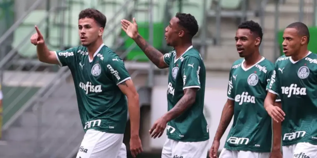 Jogador assinou o seu primeiro contrato profissional com o Verdão