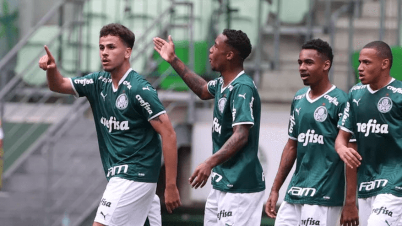 Jogador assinou o seu primeiro contrato profissional com o Verdão
