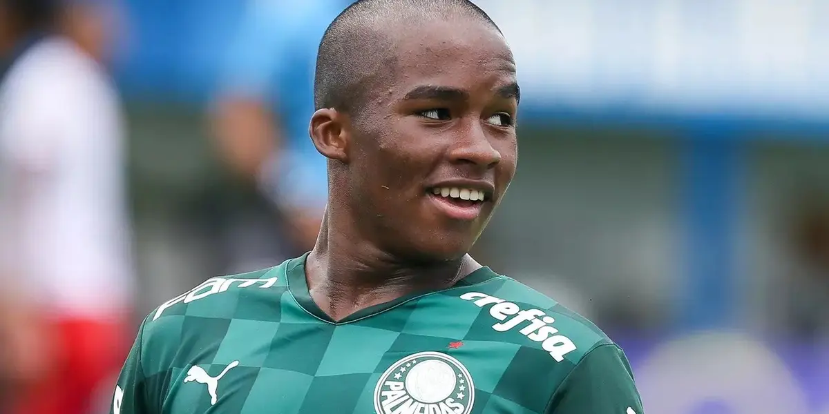 Jogador assinou seu primeiro contrato profissional