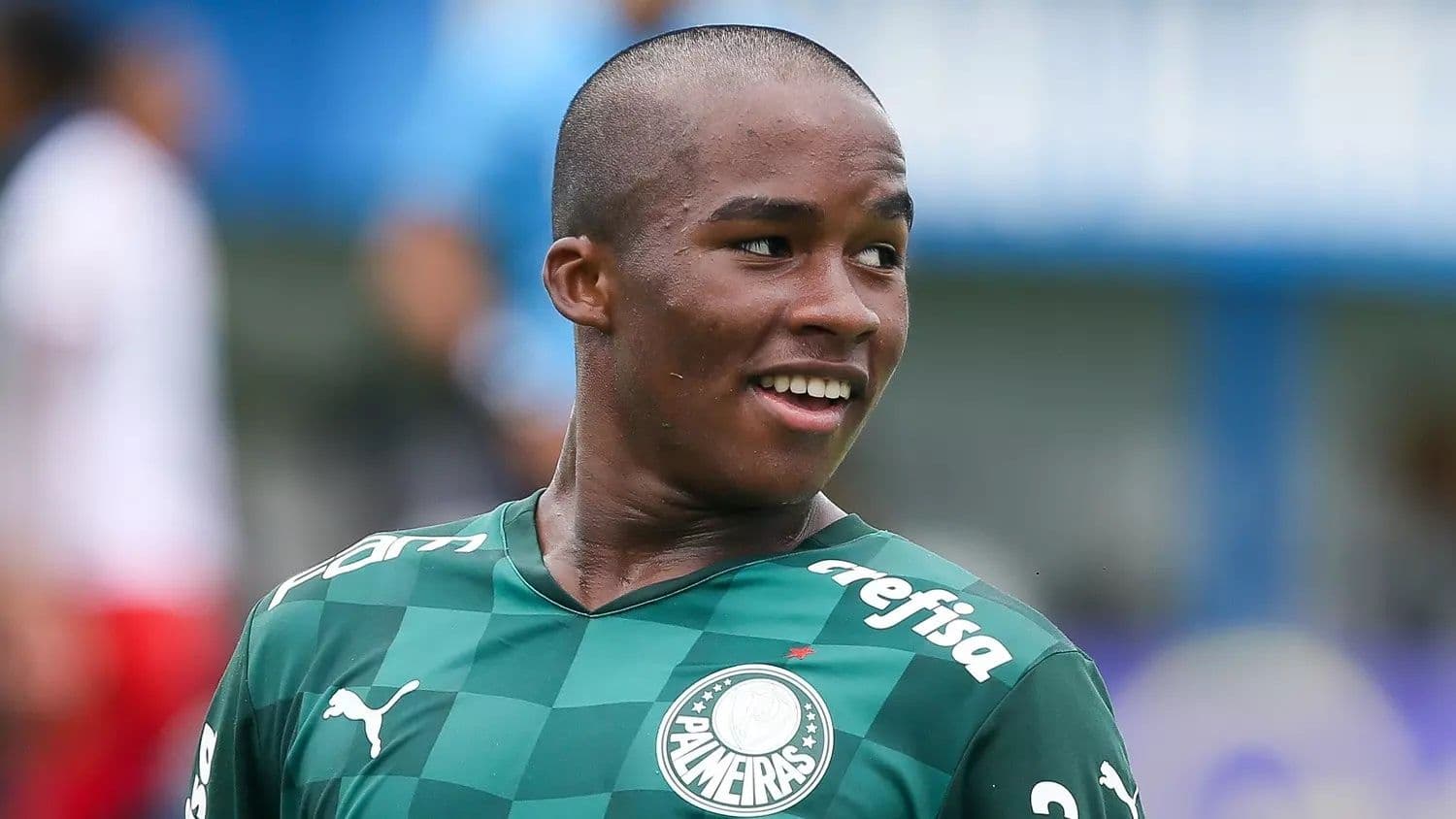 Jogador assinou seu primeiro contrato profissional