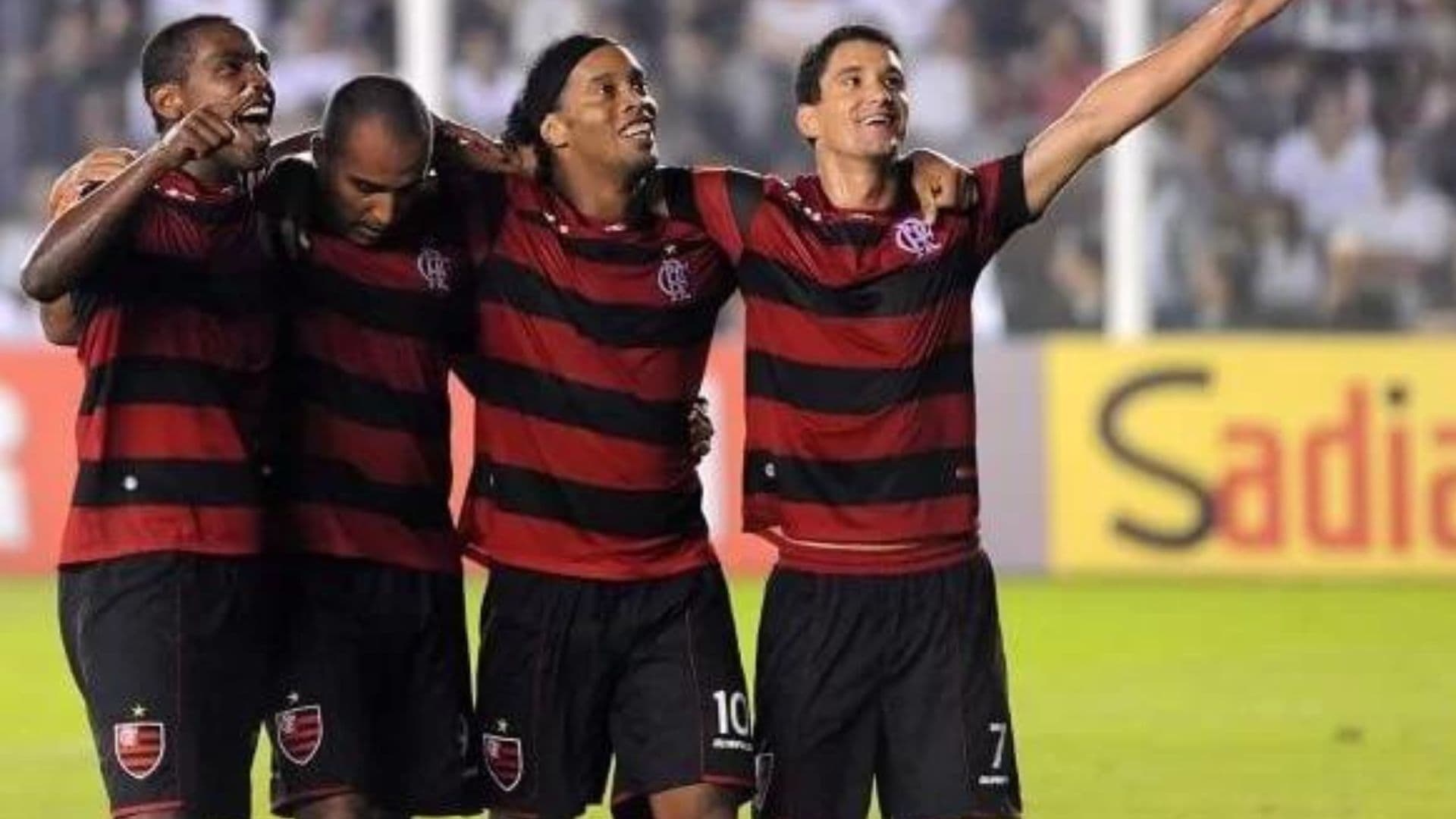 Jogador atuou com a camisa rubro-negra em 2011 e teve passagem marcante com Ronaldinho Gaúcho