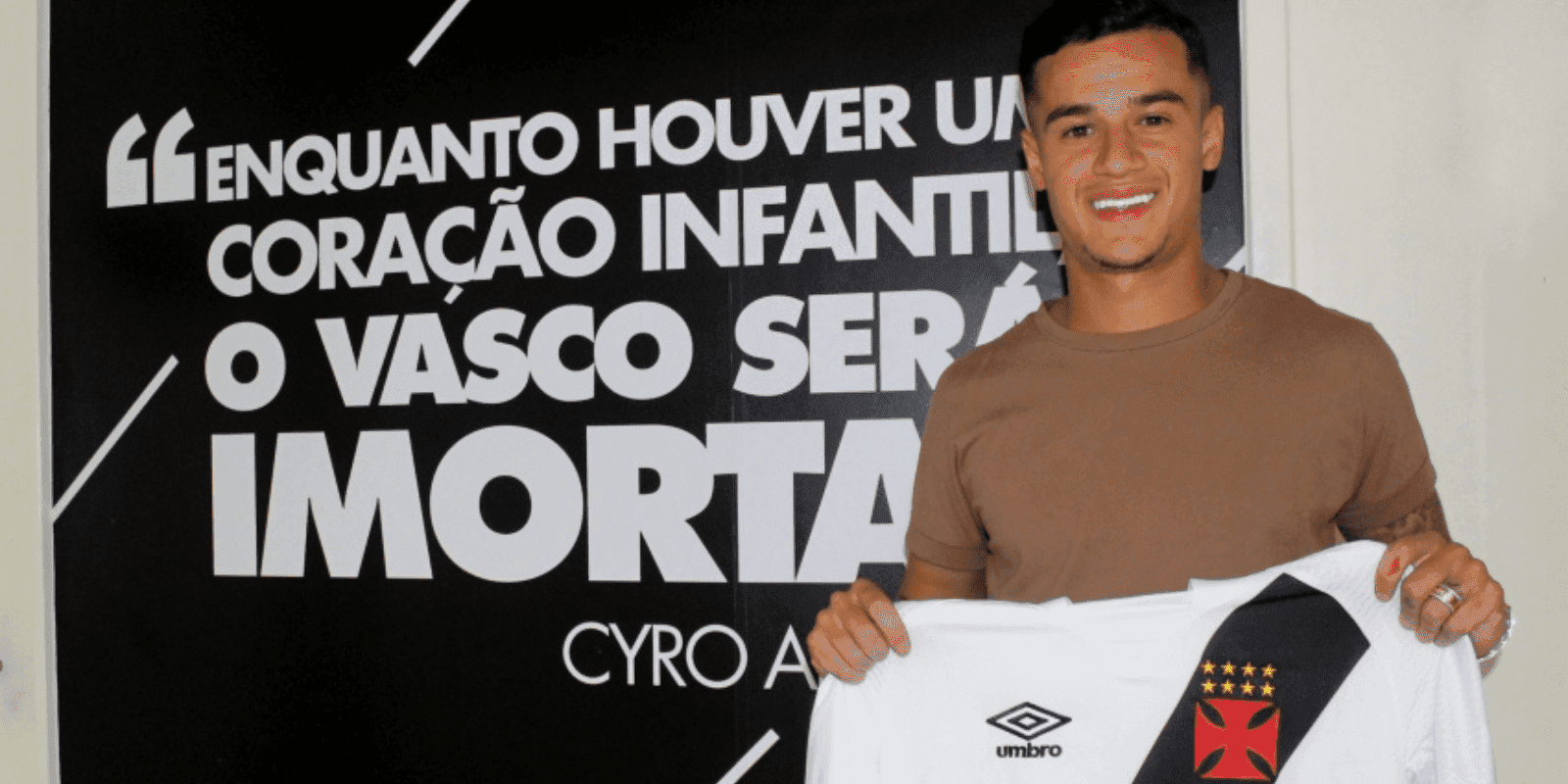 Jogador brasileiro está no Aston Vila