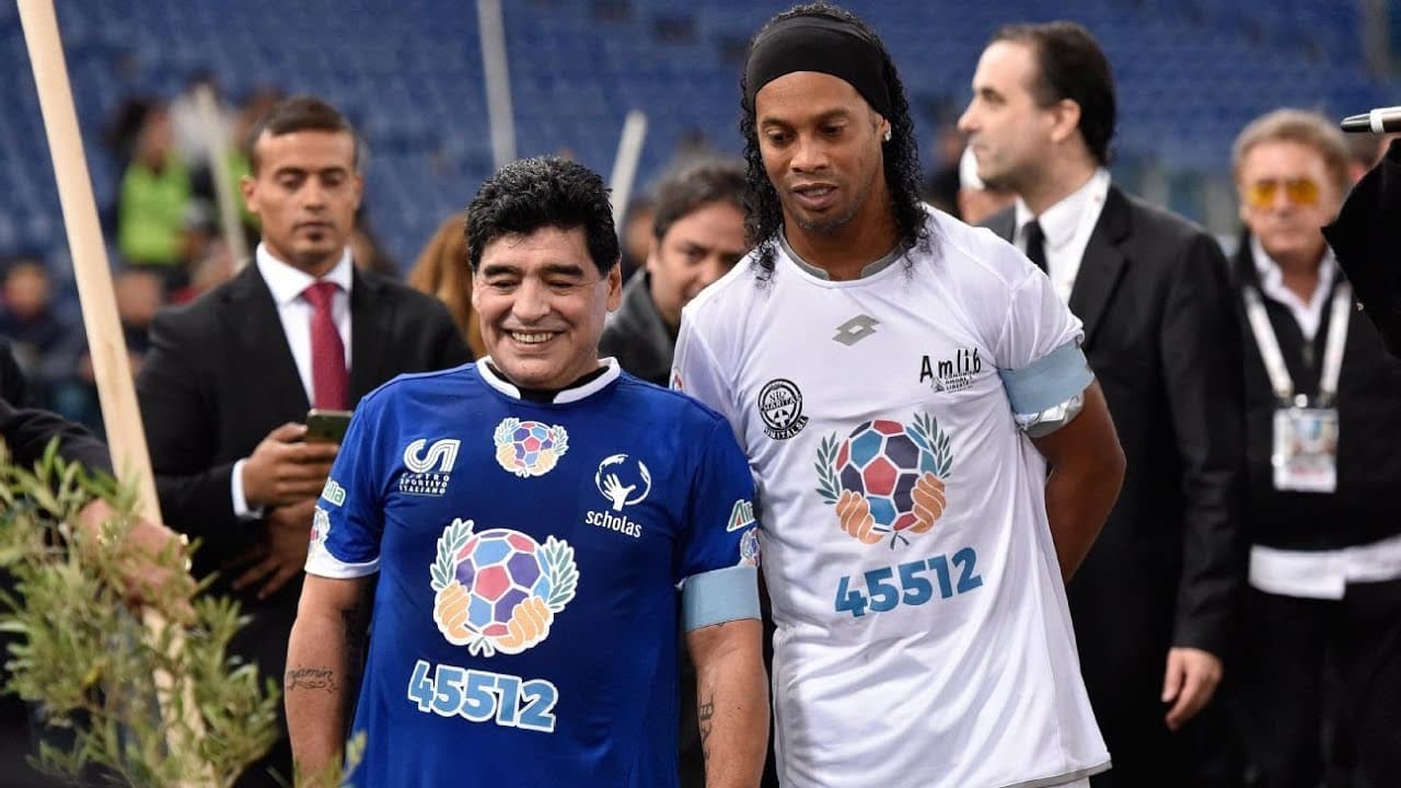Jogador brasileiro lembrou de Maradona com carinho em uma emocionante mensagem em suas redes sociais