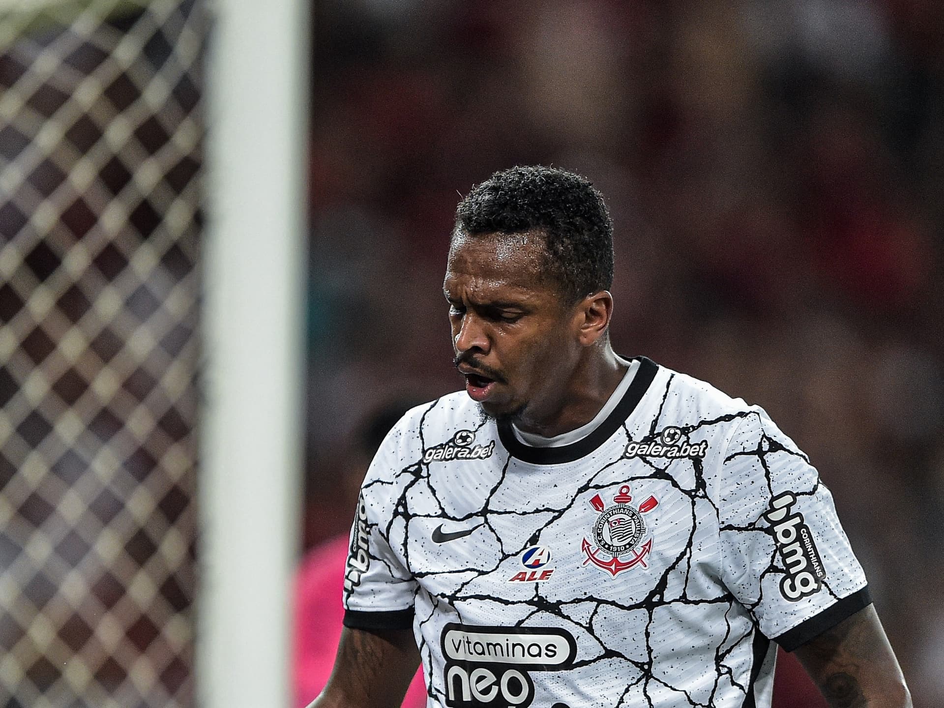 Jogador caiu de paraquedas nas polêmicas que cercam Douglas Costa