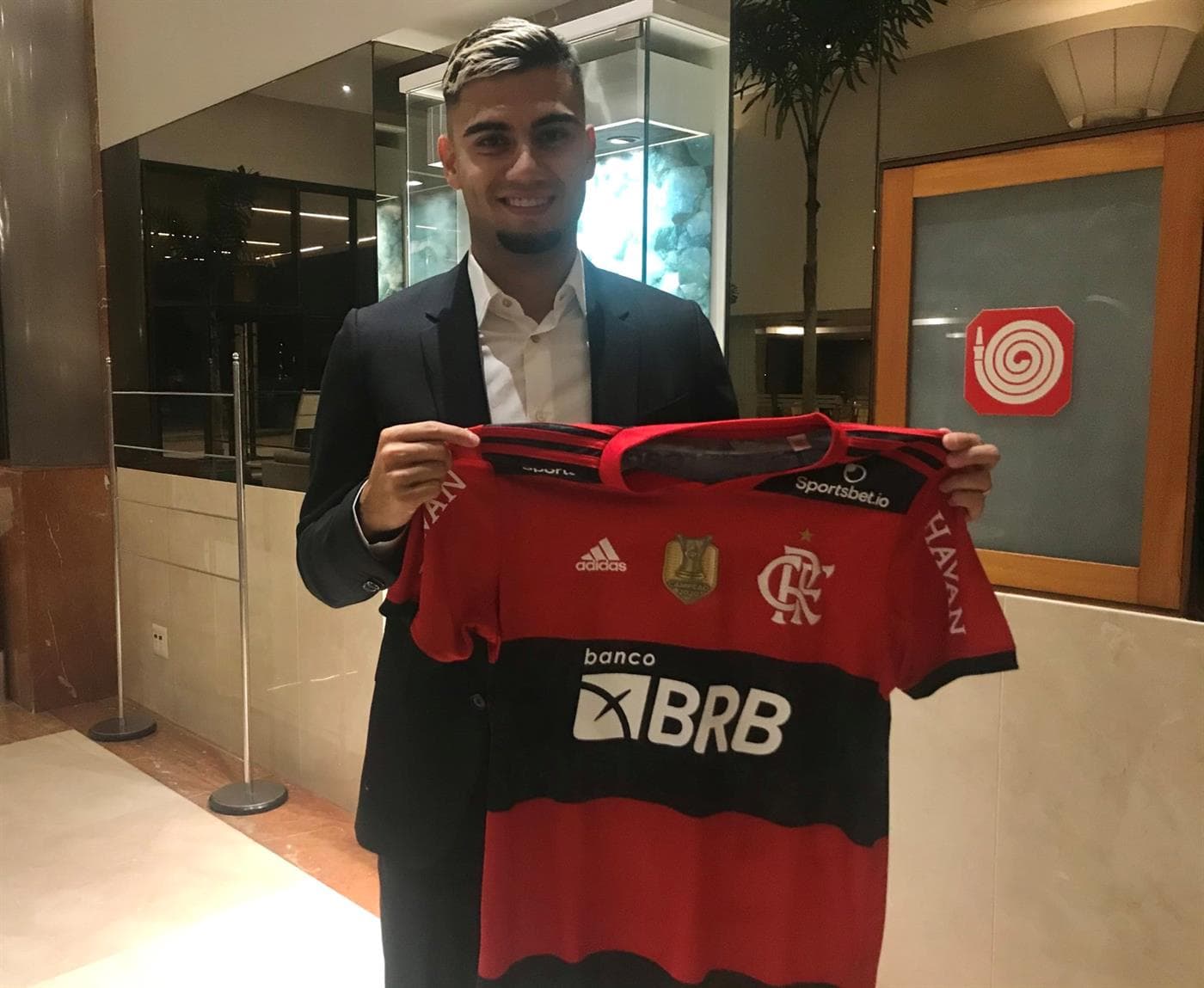 Jogador chega para ser opção à posição deixada por Gerson. Veja detalhes do acordo entre jogador e Flamengo