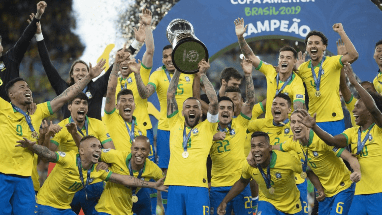 Jogador com passagem pela Seleção Brasileira pode fechar com o Coringão para 2023