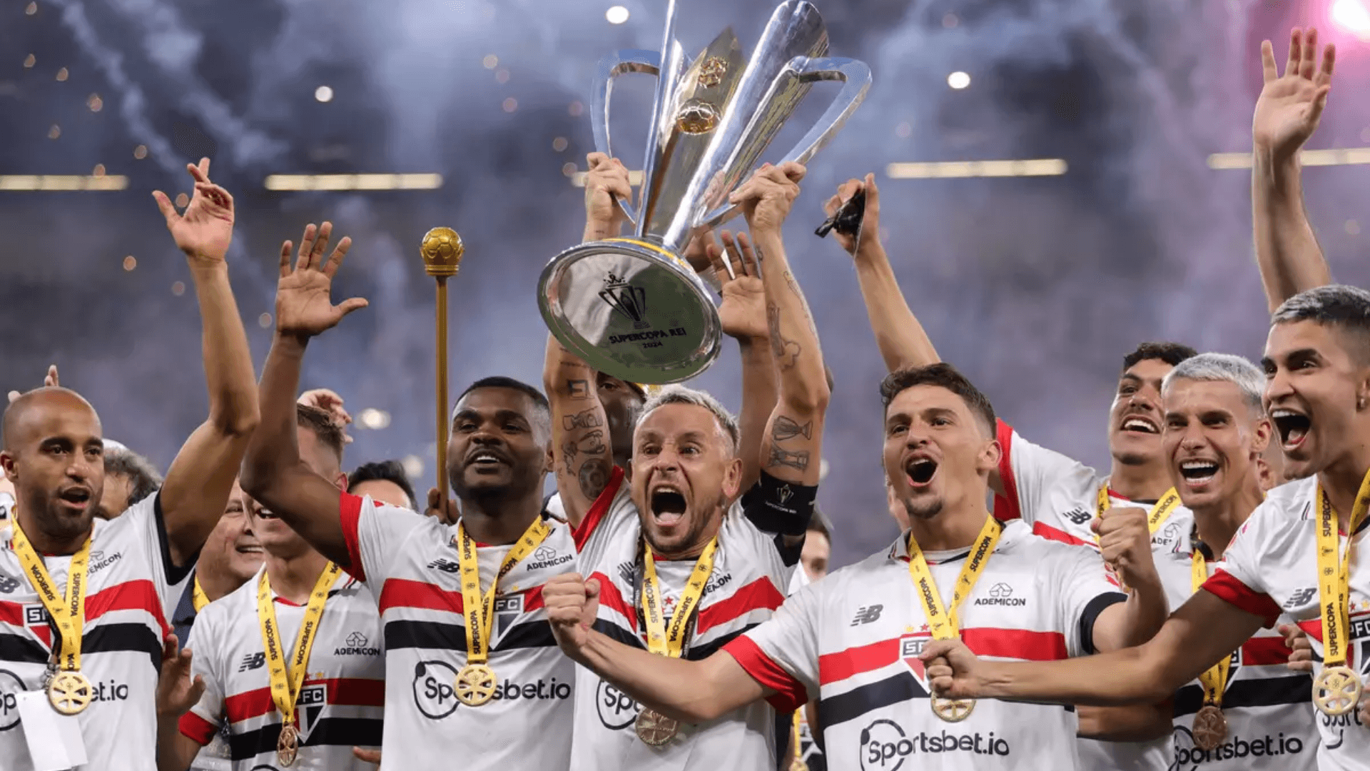 Jogador conquistou título com a camisa do São Paulo e agora terá novo clube
