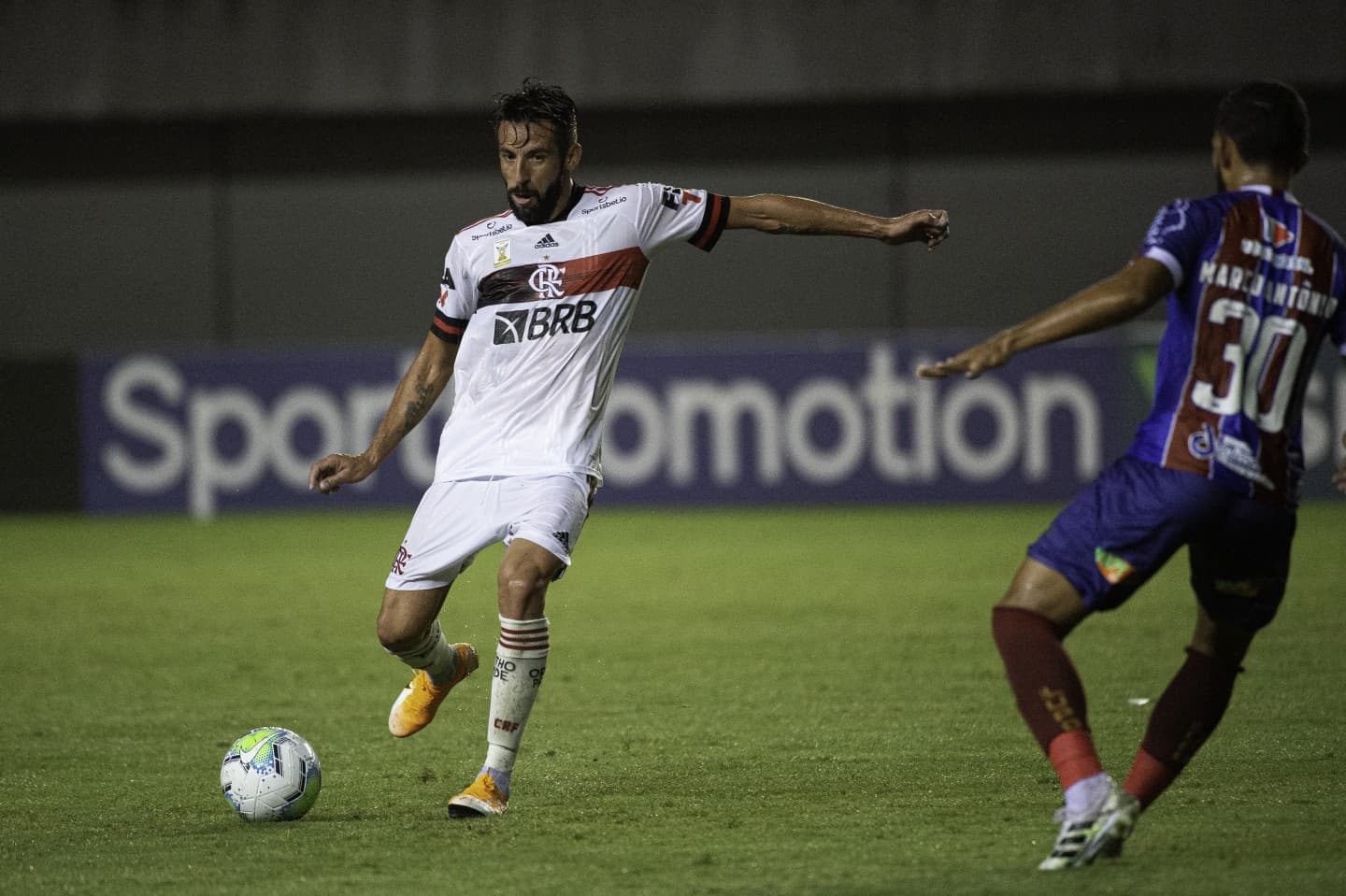 Jogador deixou de ser relacionado para jogo e foi flagrado em balada