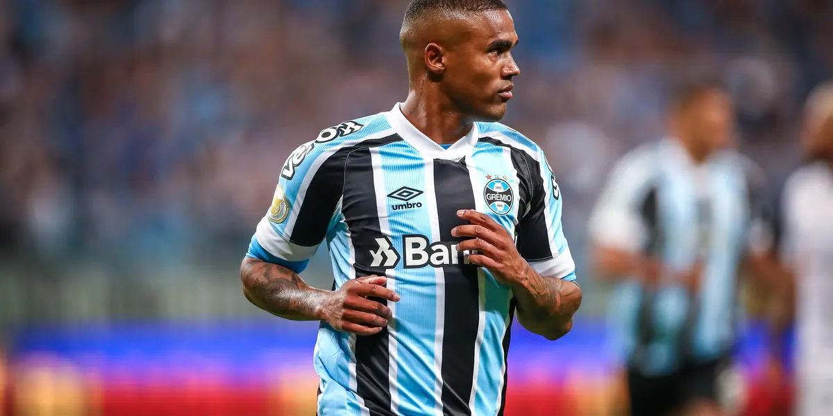Jogador deseja permanecer no Grêmio, mas alto salário o afasta do clube