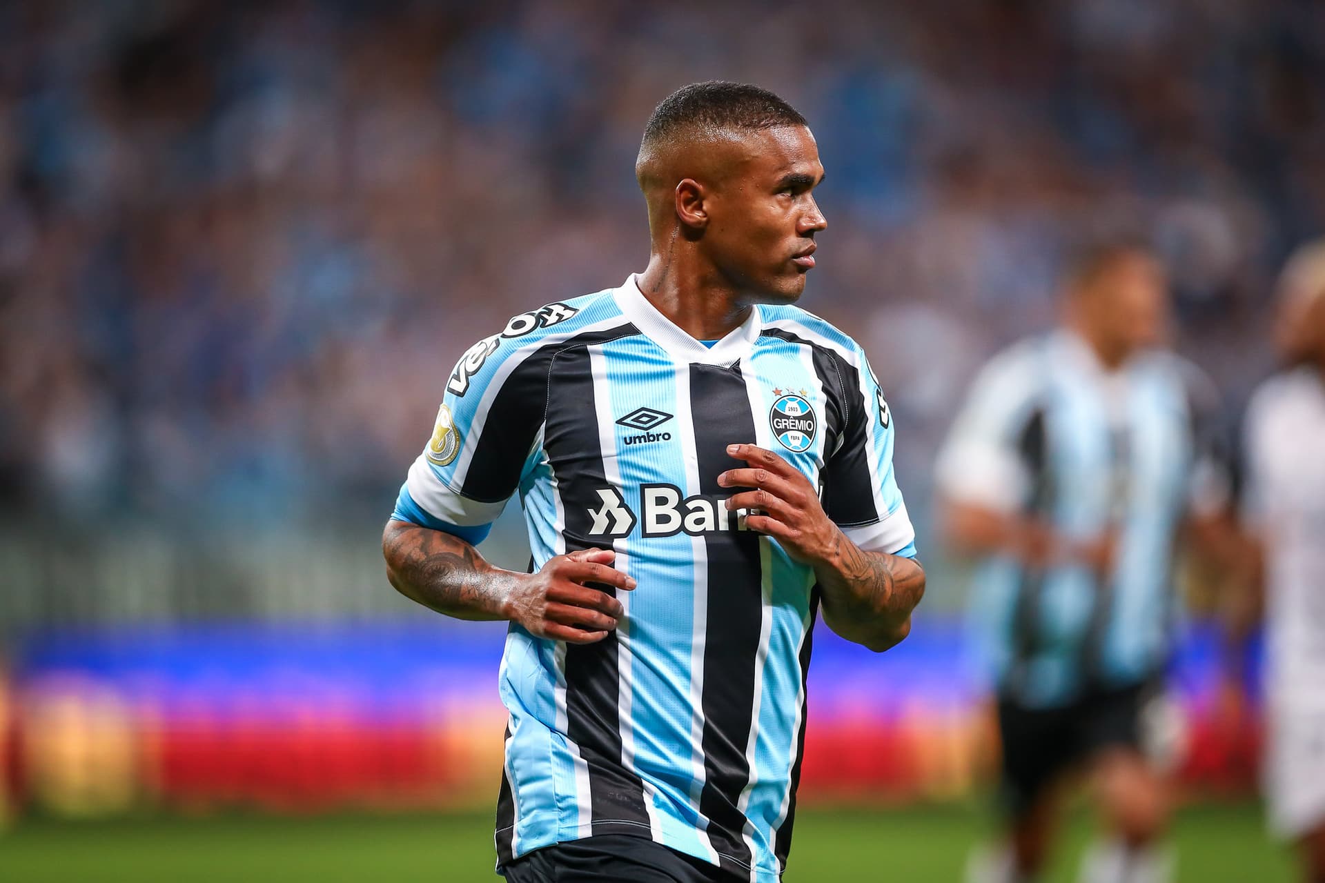 Jogador deseja permanecer no Grêmio, mas alto salário o afasta do clube