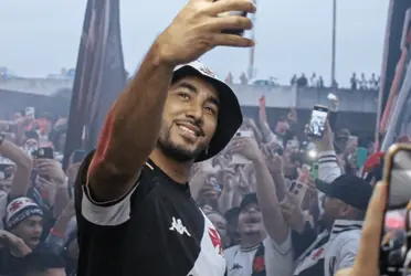 Jogador desembarcou nesta manhã e foi recebido pela torcida do Vasco