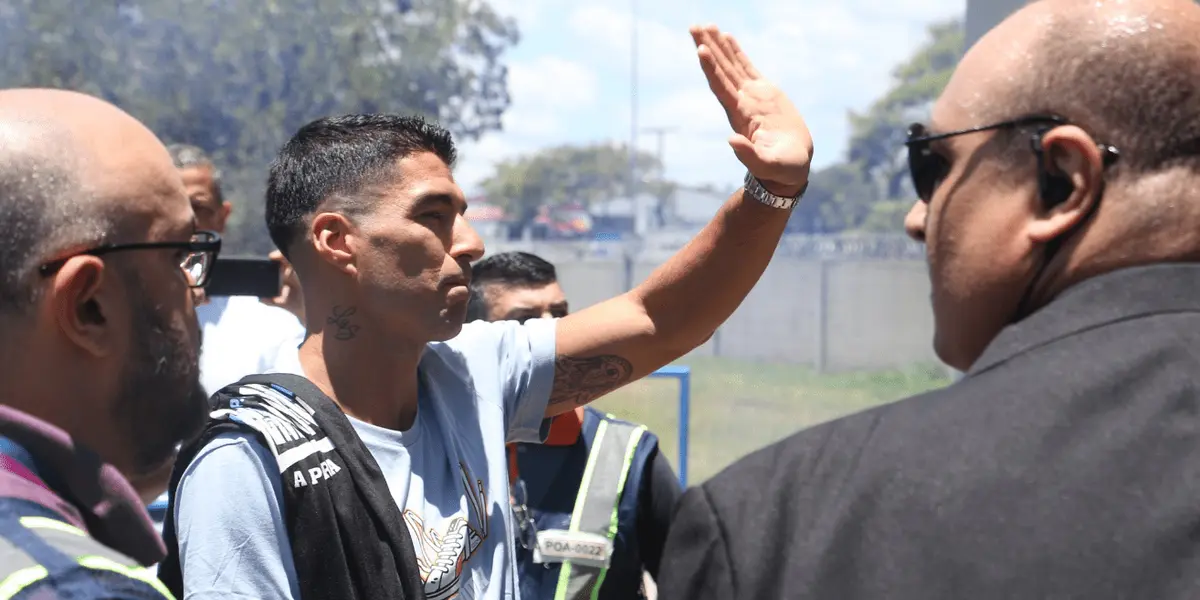 Jogador desembarcou no Rio Grande do Sul para ser apresentado para a torcida