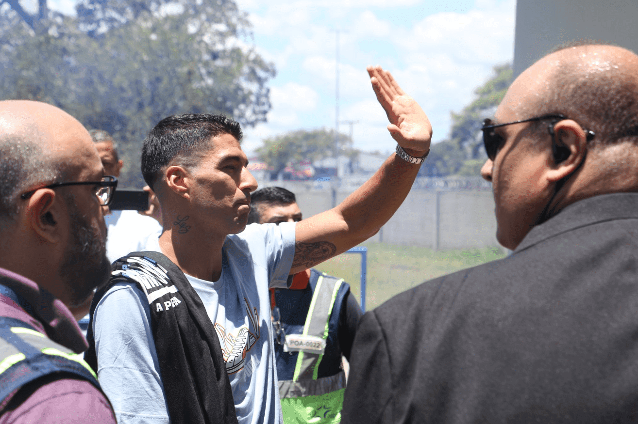 Jogador desembarcou no Rio Grande do Sul para ser apresentado para a torcida