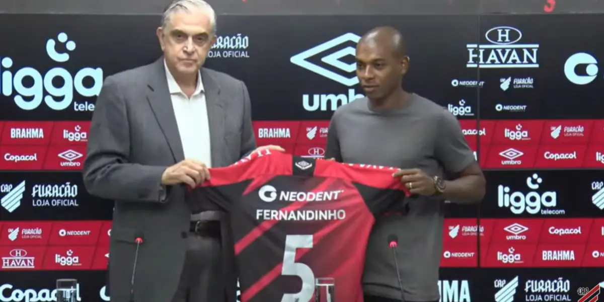 Jogador disputou duas Copas do Mundo pelo Brasil e virou lenda no Manchester City