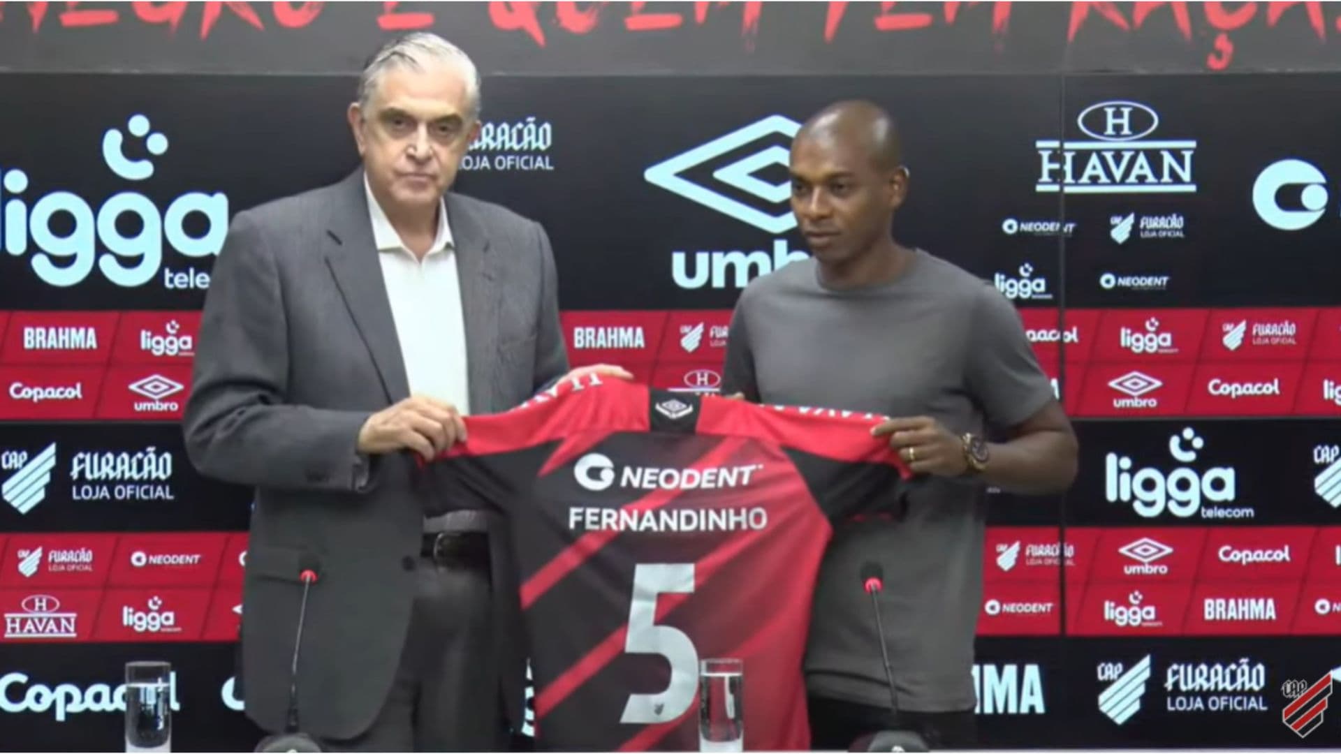 Jogador disputou duas Copas do Mundo pelo Brasil e virou lenda no Manchester City
