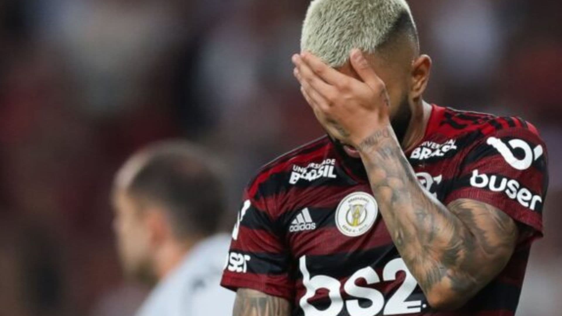 Jogador do Flamengo ficou furioso ao ver que sua ex mulher vem postando fotos quentes na internet