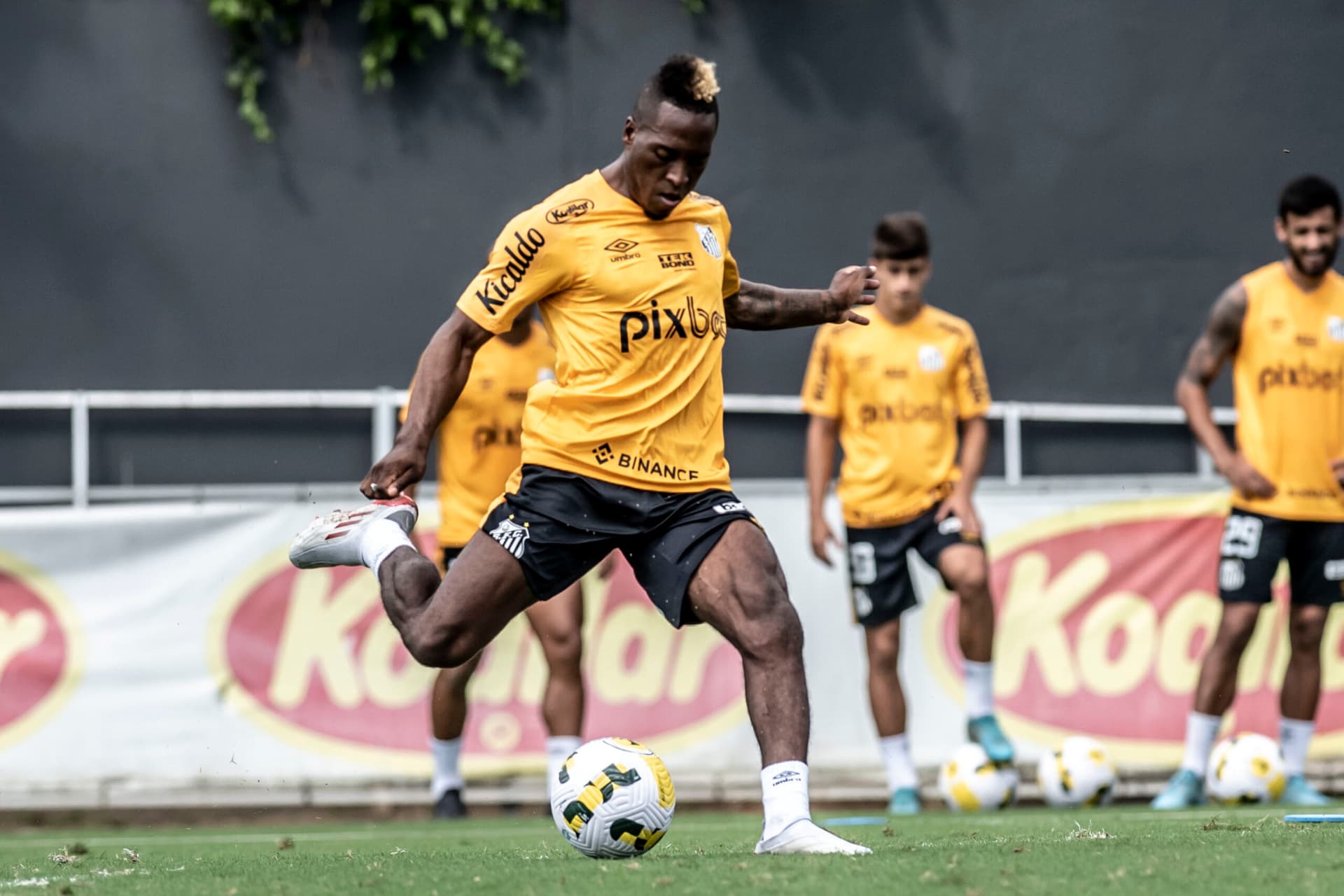 Jogador entrou em campo na derrota do Santos para o Botafogo e voltou a ser criticado