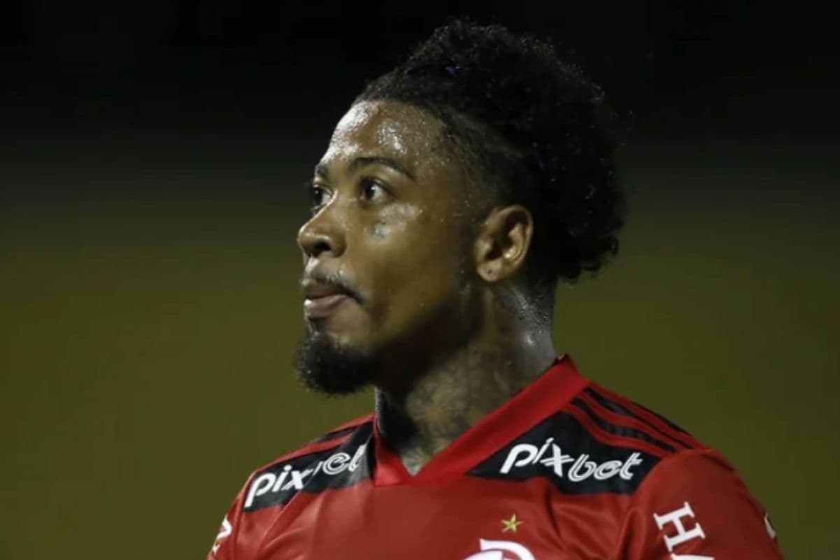 Jogador está na lista de negociáveis de clube europeu e pode reforçar o Flamengo, que se cansou de Marinho