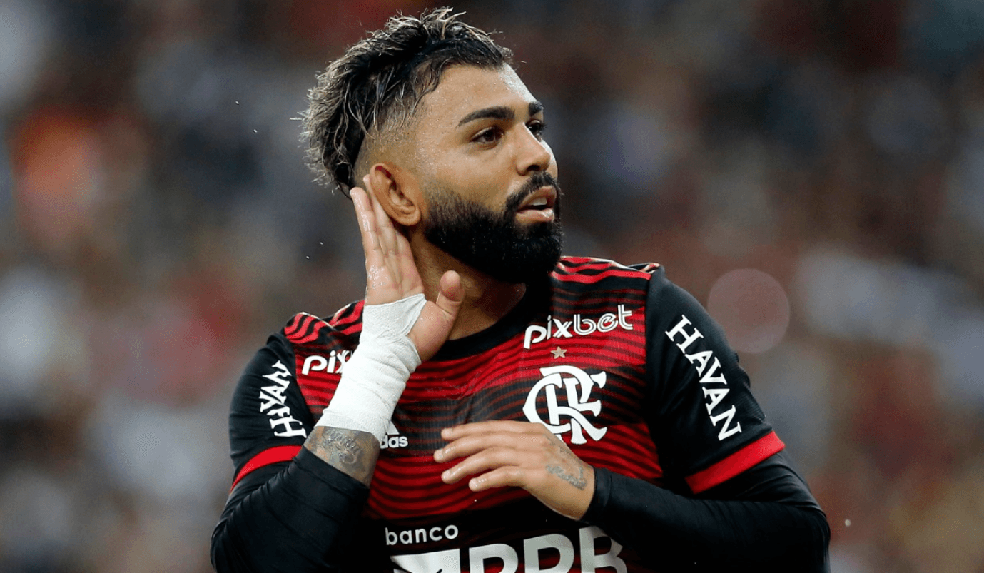 Jogador esteve presente na comemoração dos títulos rubro-negros na temporada