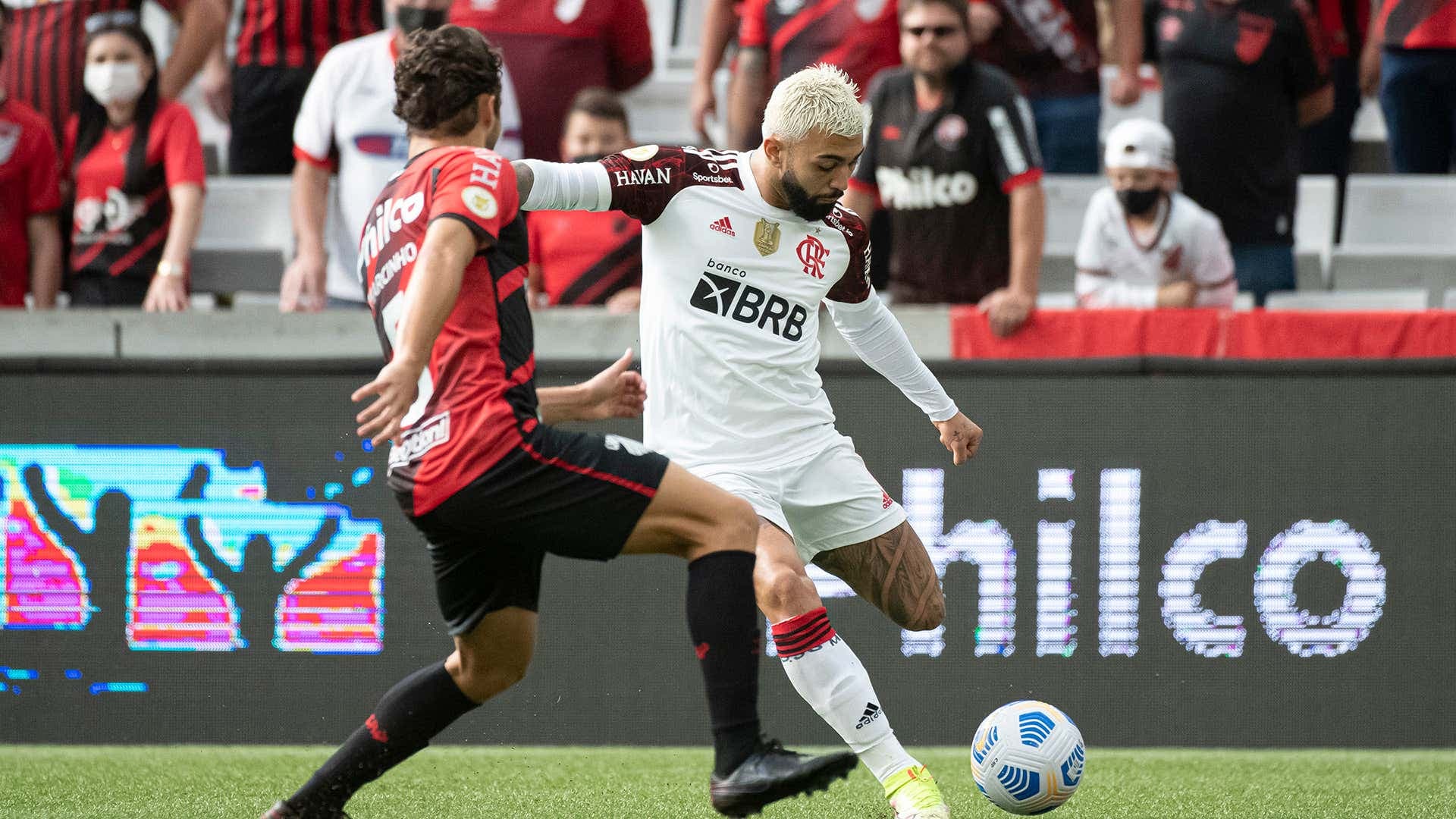 Jogador fez dois gols no empate do Flamengo nesta terça-feira (02)