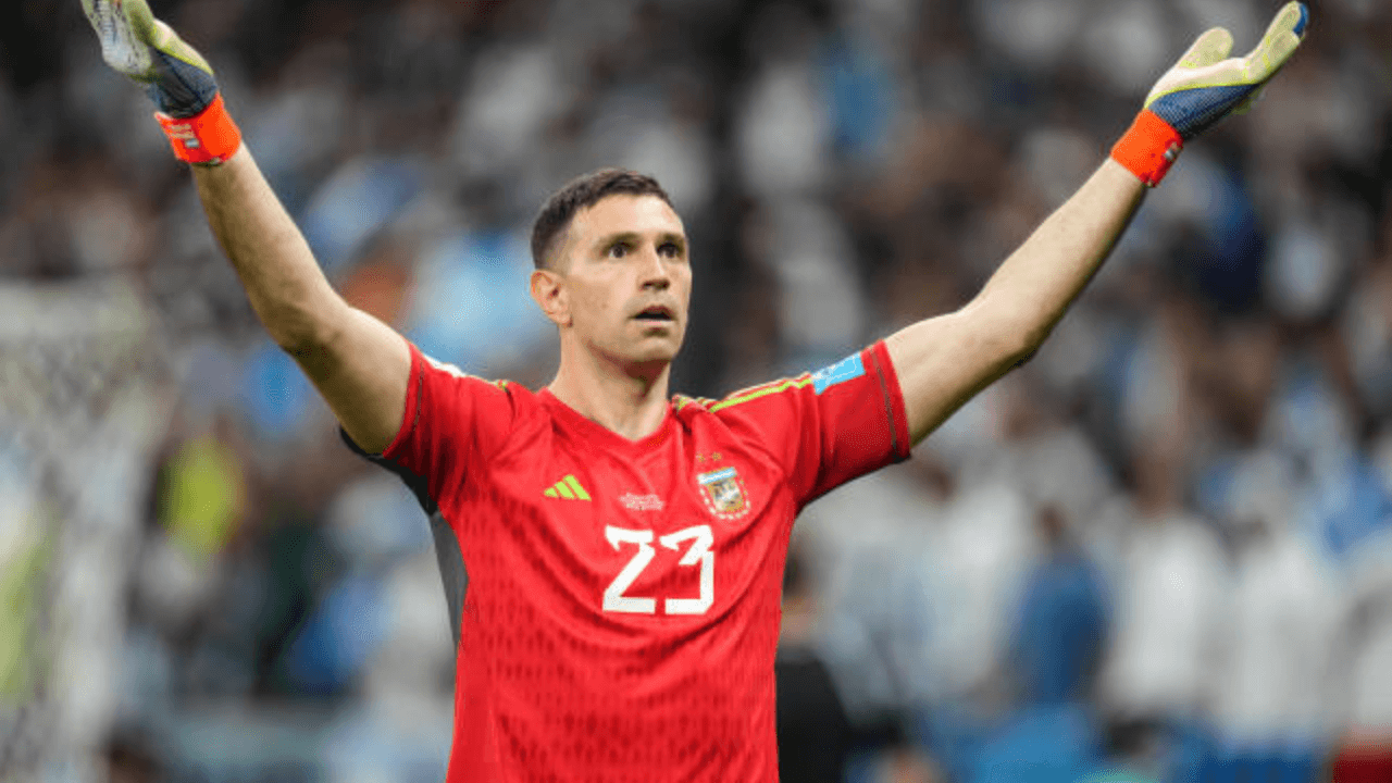 Jogador fez duras críticas ao goleiro do Aston Villa por provocações