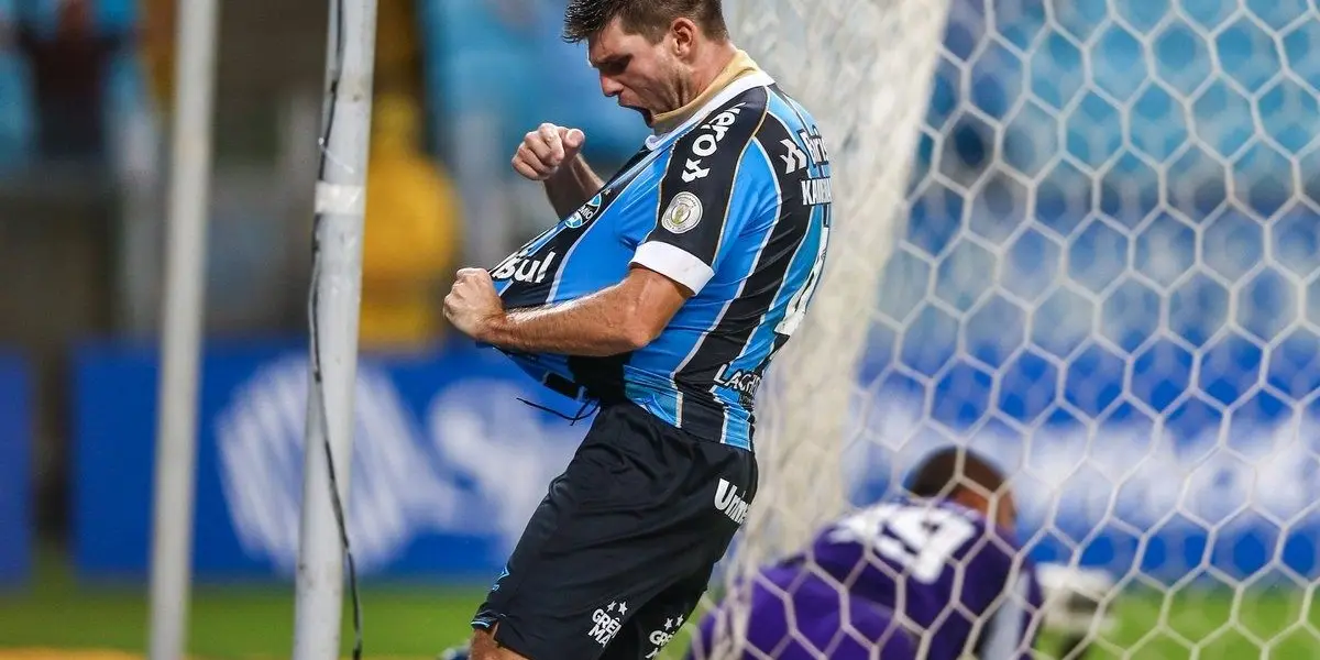 Jogador ficará no Grêmio para a próxima temporada