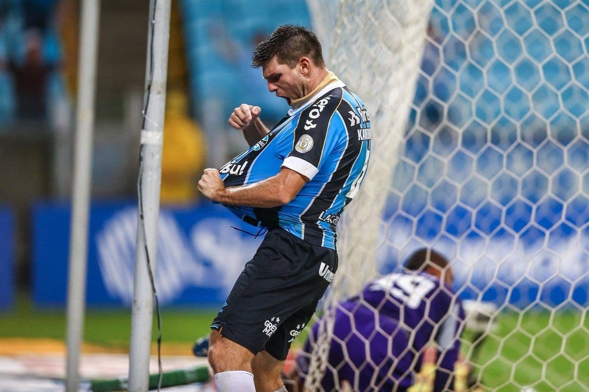 Jogador ficará no Grêmio para a próxima temporada