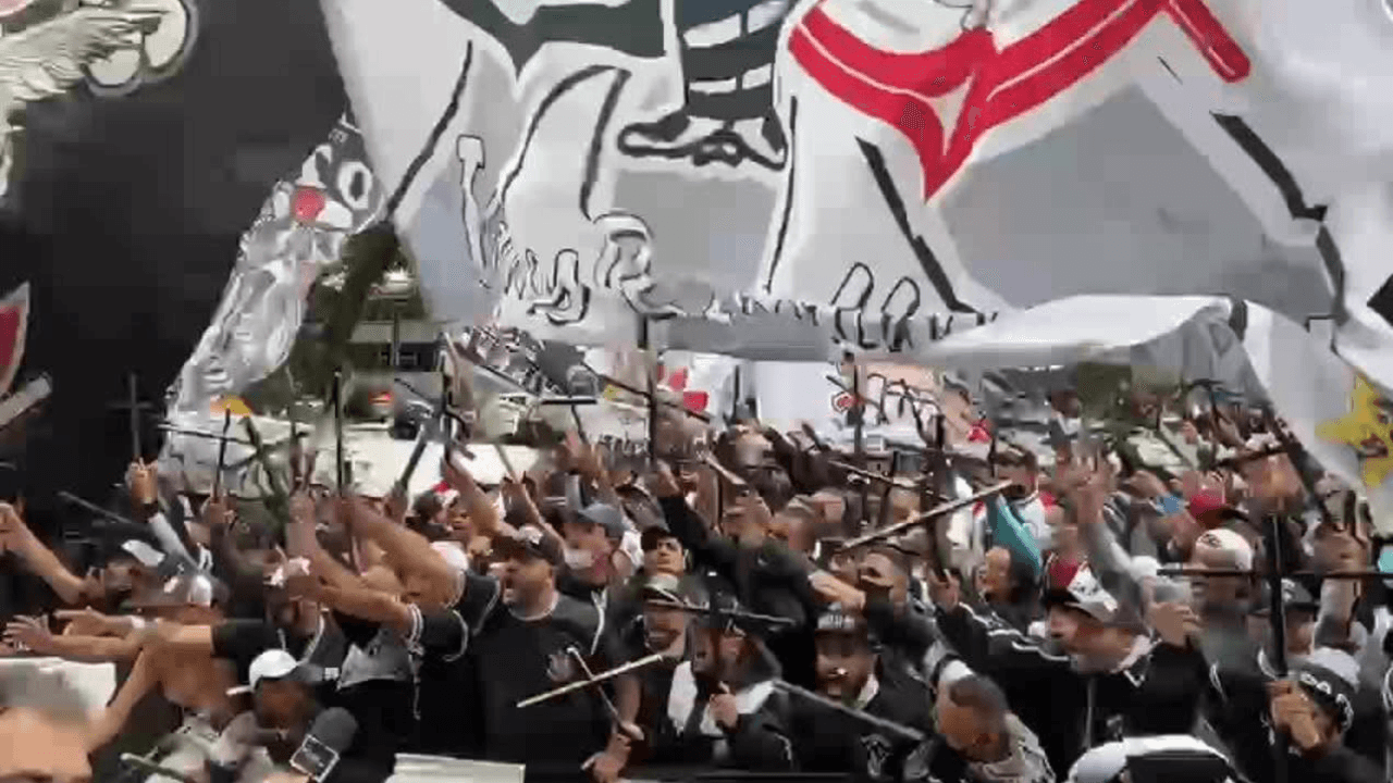 Jogador foi cobrado por parte da torcida, mas recebeu apoio após erro