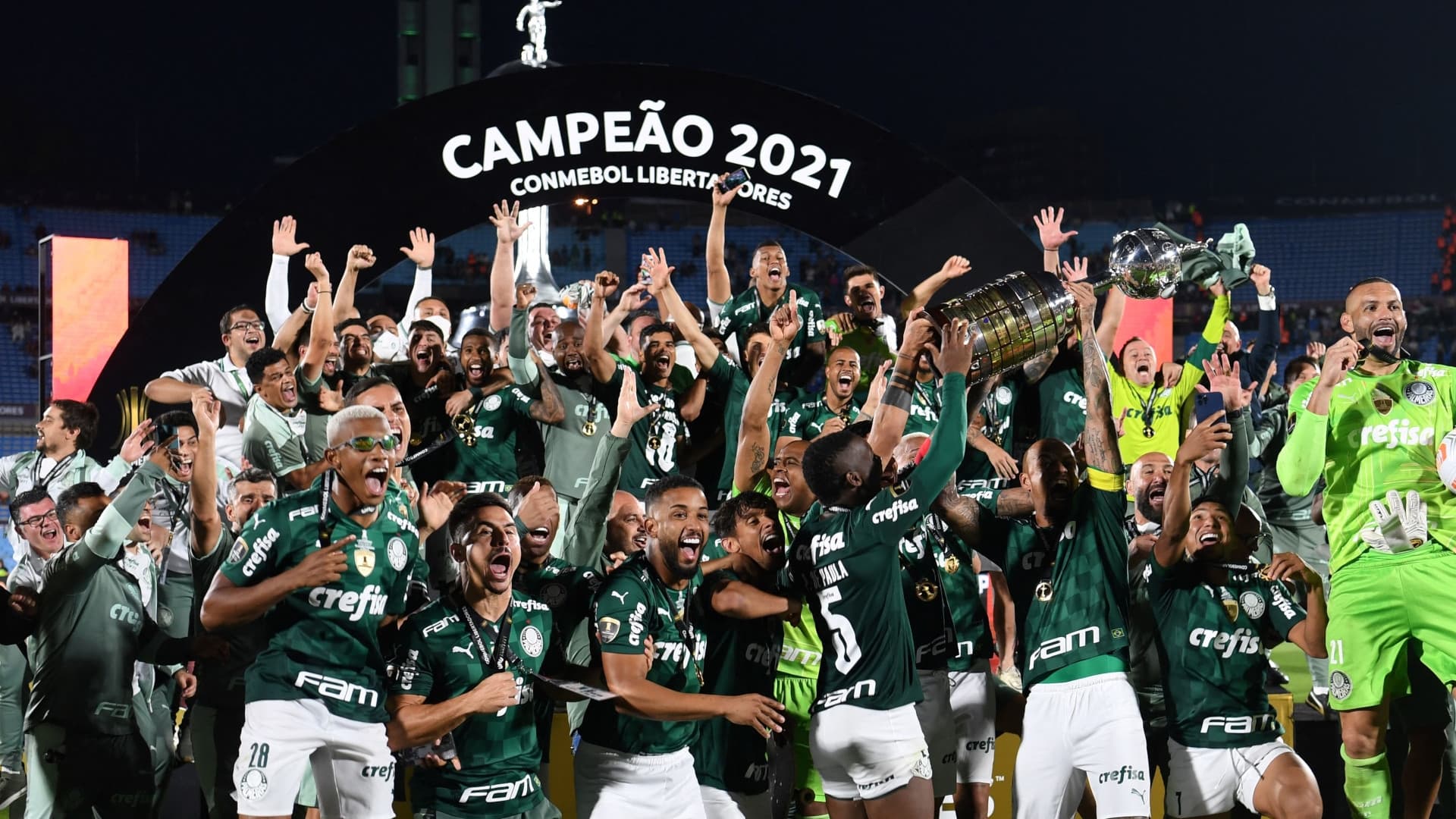 Jogador foi contratado contra a vontade da torcida, não rendeu e agora fica livre no mercado