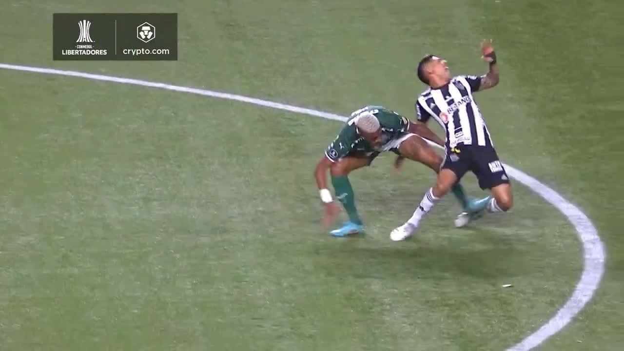 Jogador foi expulso contra o Atlético Mineiro e pode só voltar numa eventual final