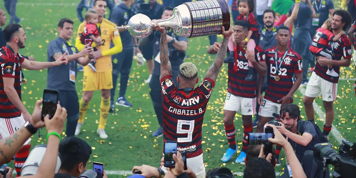 Jogador foi expulso no último final de semana e sofreu fortes críticas de torcedores e da mídia