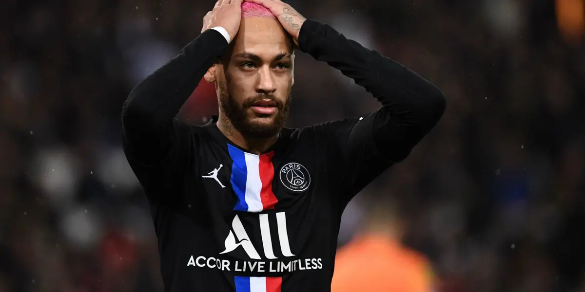 Jogador foi fotografado em Ibiza numa festa e cahmou atenção pela barriguinha saliente