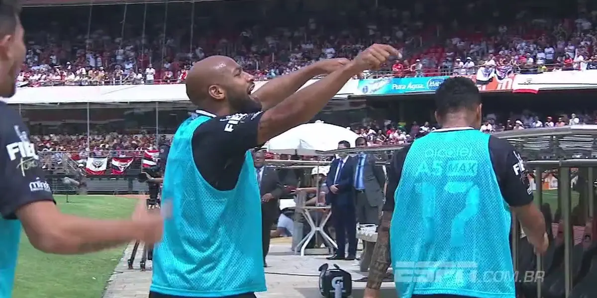 Jogador foi hostilizado nas redes sociais após gesto feito em campo