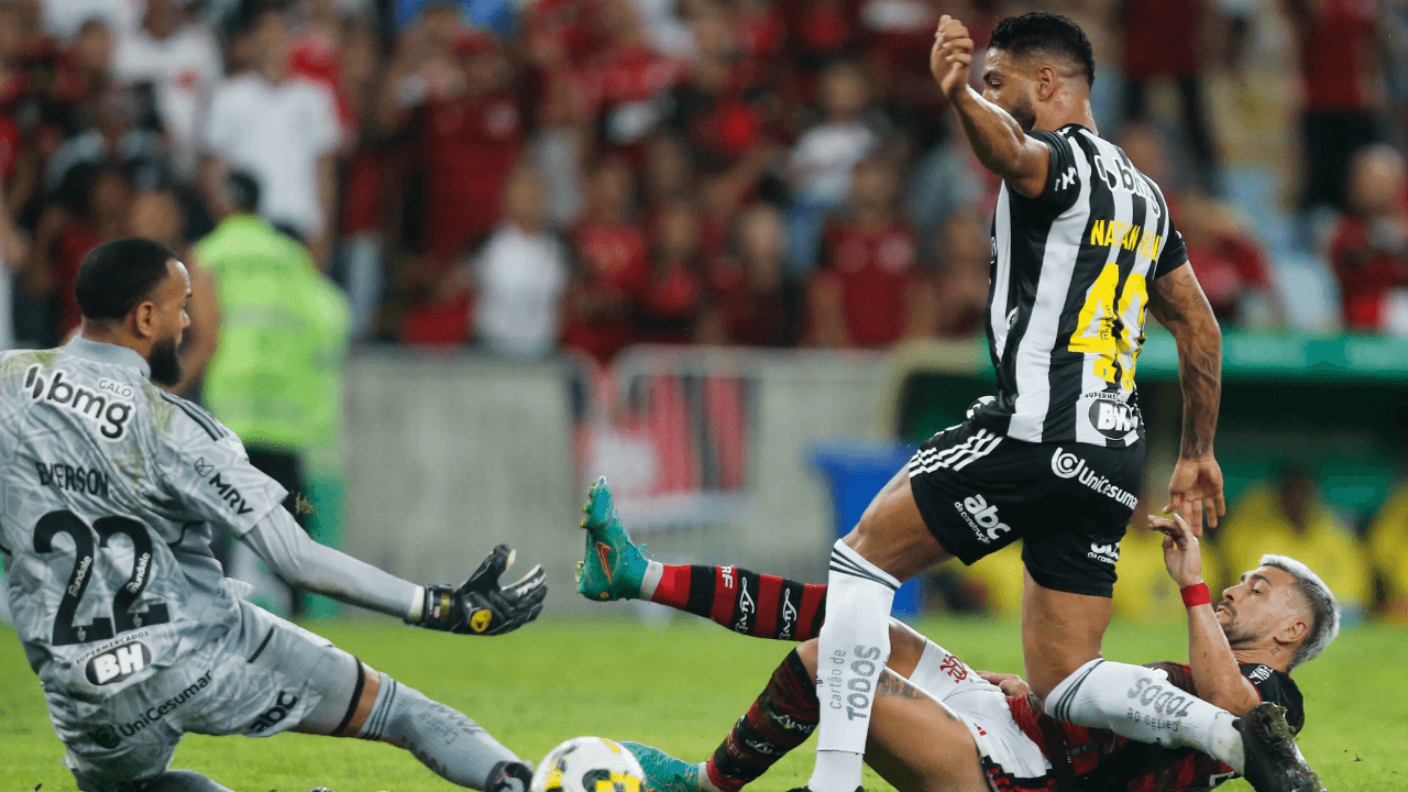 Jogador foi peça importante nas conquistas de 2021 e tem proposta de fora do Brasil