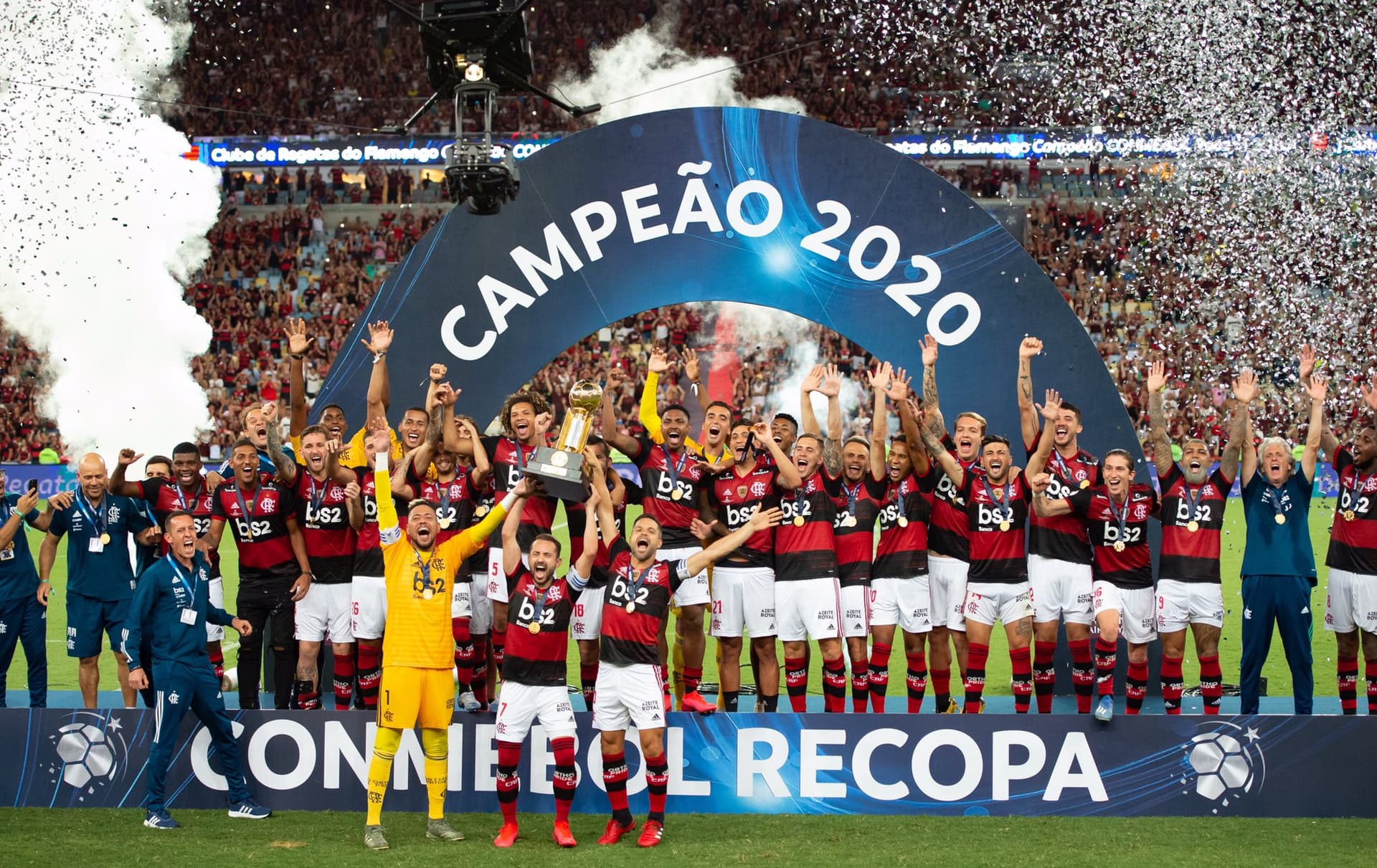 Jogador foi recepcionado pela torcida no aeroporto em sua chegada ao clube