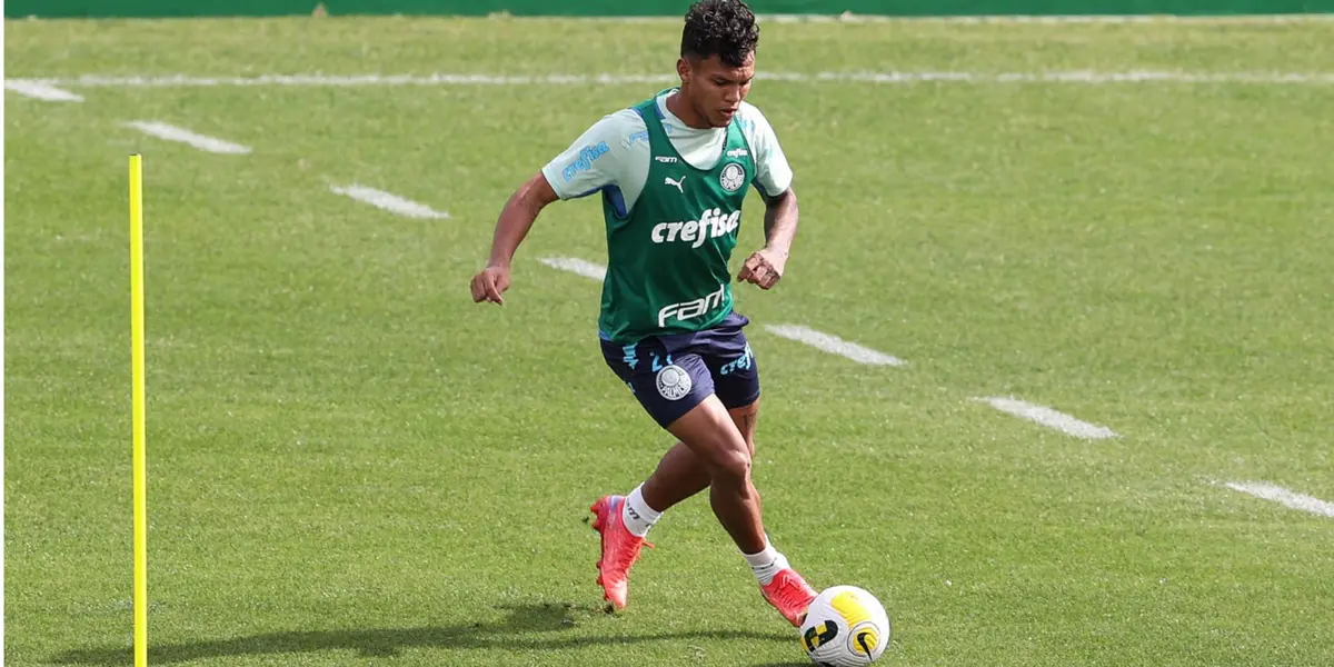 Jogador foi visto ingerindo bebida alcoólica em casa noturna