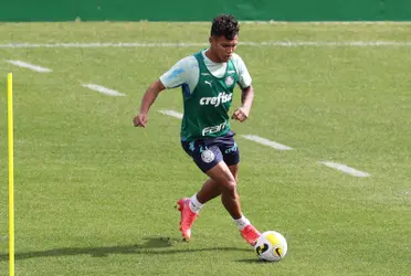 Jogador foi visto ingerindo bebida alcoólica em casa noturna