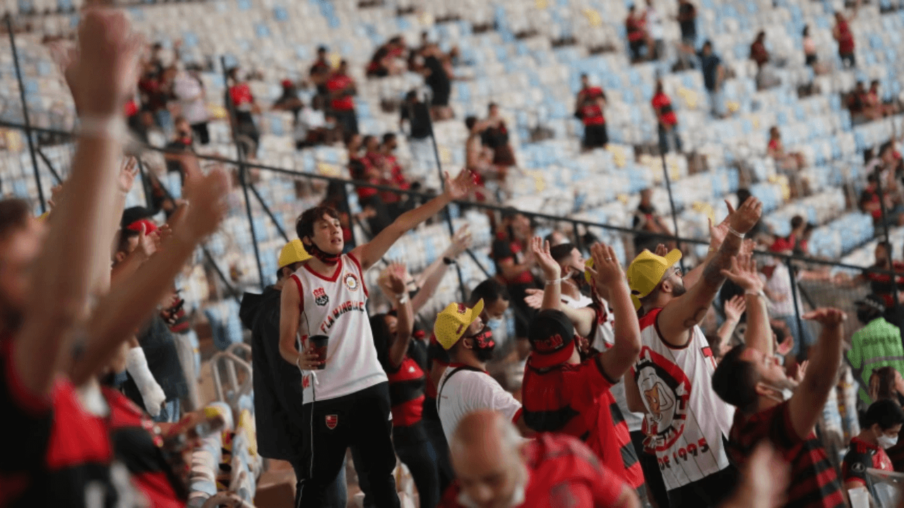 Jogador ganhou chances após os títulos do Mengão, mas vem sendo criticado