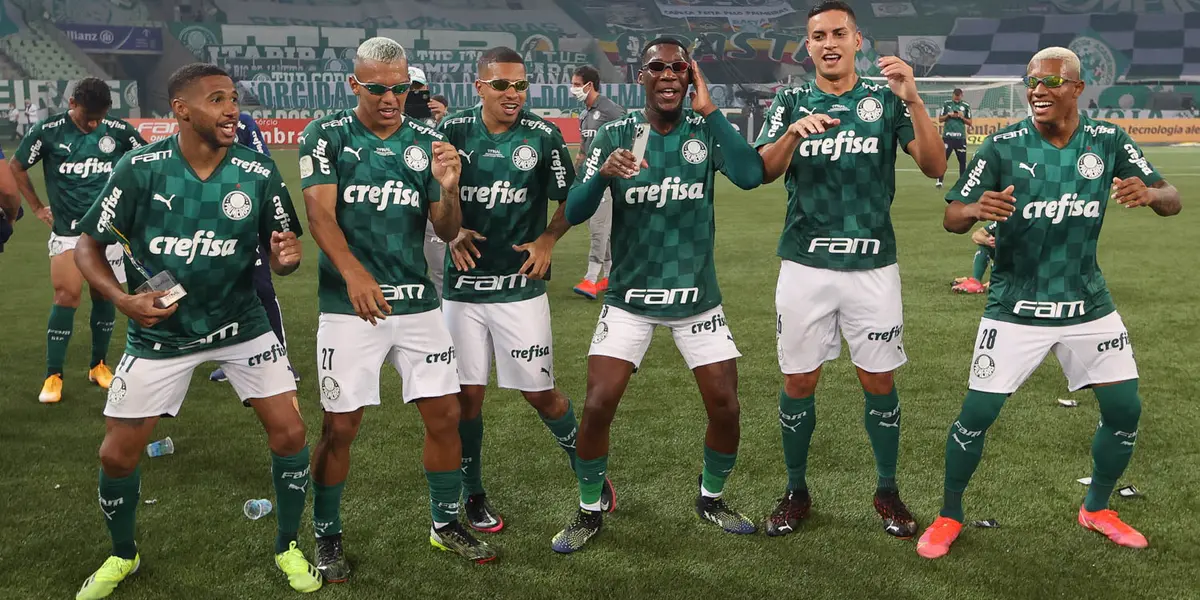 Jogador integrou a comissão técnica após testar negativo para covid