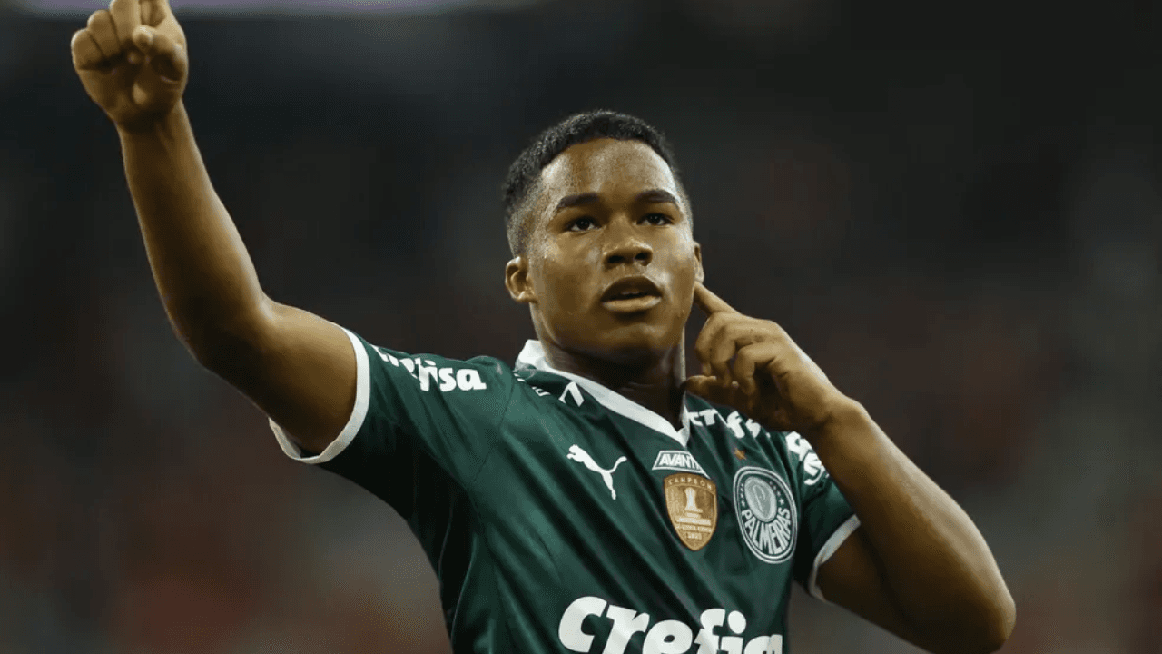 Jogador marcou os primeiros gols como profissional e deixou Verdão perto do título brasileiro